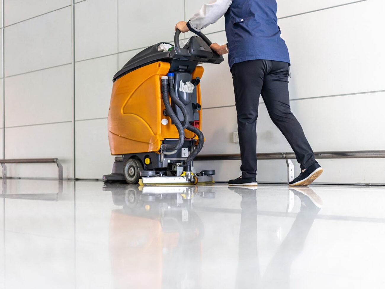 Mechaniczne doczyszczanie posadzek przemysłowych, biurowych i komercyjnych